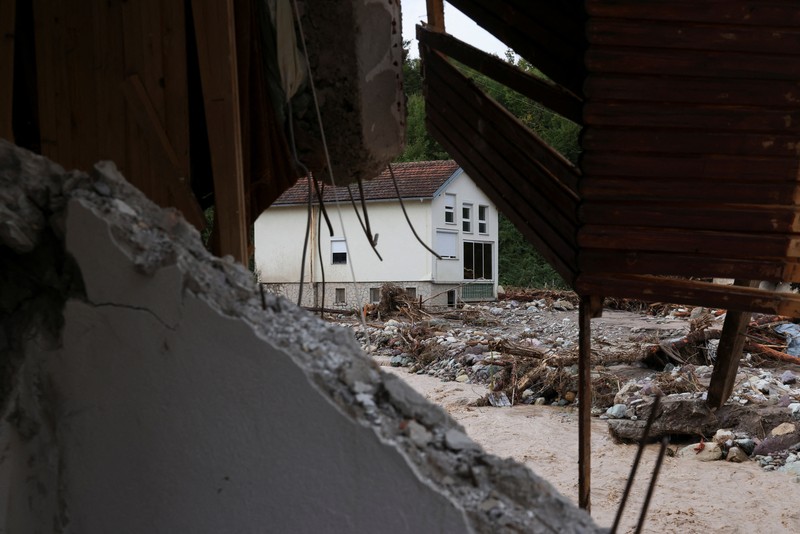Petugas penyelamat membersihkan puing-puing setelah tanah longsor di desa Donja Jablanica yang banjir, Bosnia dan Herzegovina, 5 Oktober 2024. Petugas penyelamat membersihkan puing-puing setelah tanah longsor di desa Donja Jablanica yang banjir, Bosnia dan Herzegovina, 5 Oktober 2024. (REUTERS/Marko Djurica)