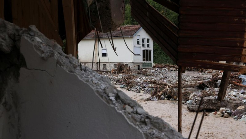 Petugas penyelamat membersihkan puing-puing setelah tanah longsor di desa Donja Jablanica yang banjir, Bosnia dan Herzegovina, 5 Oktober 2024. (REUTERS/Marko Djurica)