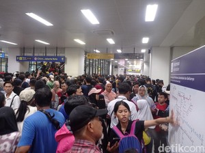 Cerita Warga dari Kalbar Batal Liburan ke Bogor Sebab Stasiun Manggarai Padat