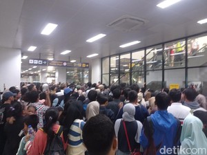 Video: Penampakan Penumpang di Stasiun Manggarai Membludak!