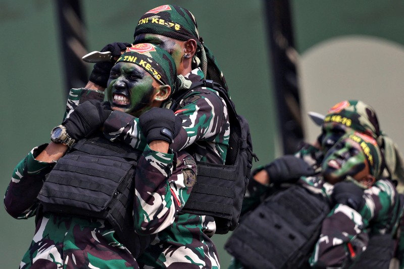 Personel Pasukan Khusus Militer Indonesia berbaris selama perayaan HUT ke-79 Militer Indonesia di kompleks Monumen Nasional (Monas) di Jakarta, Indonesia, 5 Oktober 2024. (REUTERS/Ajeng Dinar Ulfiana)