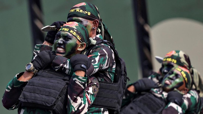 Personel Pasukan Khusus Militer Indonesia berbaris selama perayaan HUT ke-79 Militer Indonesia di kompleks Monumen Nasional (Monas) di Jakarta, Indonesia, 5 Oktober 2024. (REUTERS/Ajeng Dinar Ulfiana)