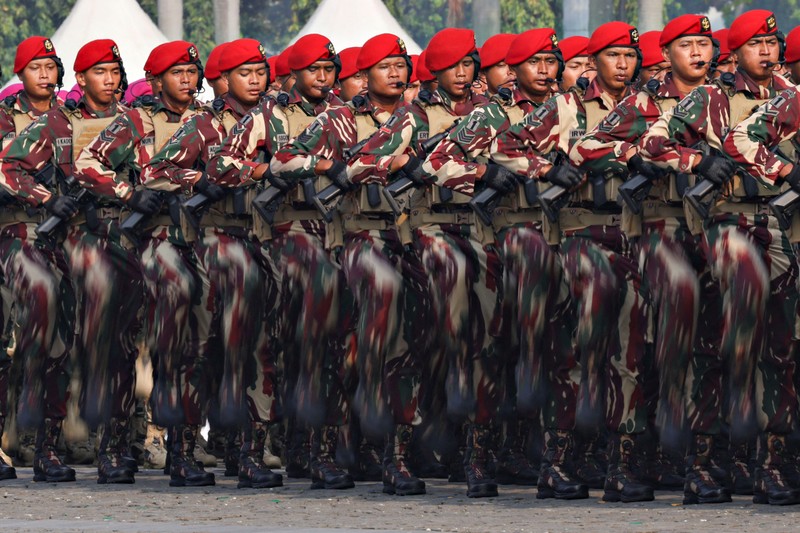 Personel Pasukan Khusus Militer Indonesia berbaris selama perayaan HUT ke-79 Militer Indonesia di kompleks Monumen Nasional (Monas) di Jakarta, Indonesia, 5 Oktober 2024. Personel Pasukan Khusus Militer Indonesia berbaris selama perayaan HUT ke-79 Militer Indonesia di kompleks Monumen Nasional (Monas) di Jakarta, Indonesia, 5 Oktober 2024. (REUTERS/Ajeng Dinar Ulfiana)