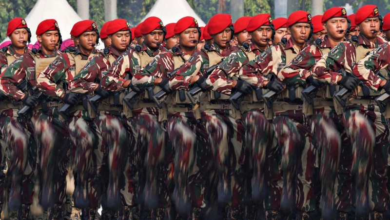 Personel Pasukan Khusus Militer Indonesia berbaris selama perayaan HUT ke-79 Militer Indonesia di kompleks Monumen Nasional (Monas) di Jakarta, Indonesia, 5 Oktober 2024. (REUTERS/Ajeng Dinar Ulfiana)