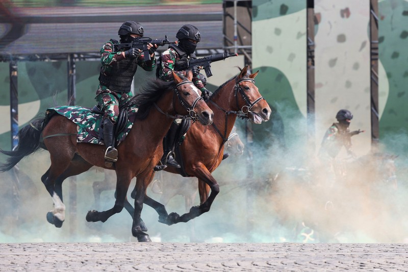 Personel Pasukan Khusus Militer Indonesia berbaris selama perayaan HUT ke-79 Militer Indonesia di kompleks Monumen Nasional (Monas) di Jakarta, Indonesia, 5 Oktober 2024. (REUTERS/Ajeng Dinar Ulfiana)