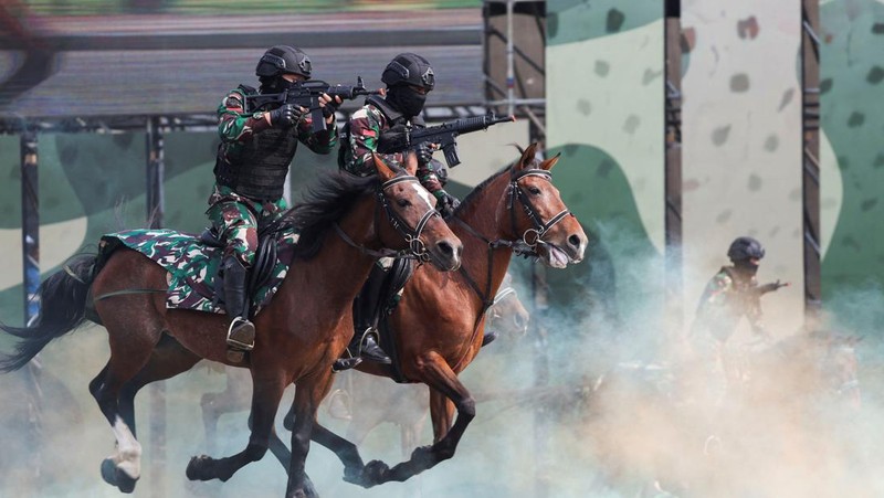 Personel Pasukan Khusus Militer Indonesia berbaris selama perayaan HUT ke-79 Militer Indonesia di kompleks Monumen Nasional (Monas) di Jakarta, Indonesia, 5 Oktober 2024. (REUTERS/Ajeng Dinar Ulfiana)