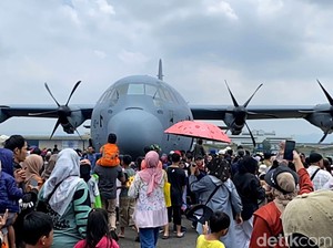 Serunya Warga Bandung Bercengkrama dengan Pesawat TNI di Bandara Husein