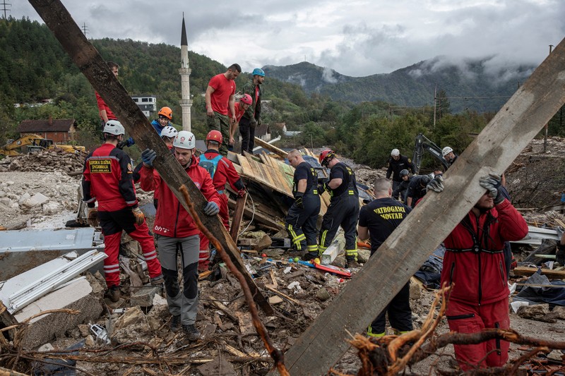 Petugas penyelamat membersihkan puing-puing setelah tanah longsor di desa Donja Jablanica yang banjir, Bosnia dan Herzegovina, 5 Oktober 2024. Petugas penyelamat membersihkan puing-puing setelah tanah longsor di desa Donja Jablanica yang banjir, Bosnia dan Herzegovina, 5 Oktober 2024. (REUTERS/Marko Djurica)