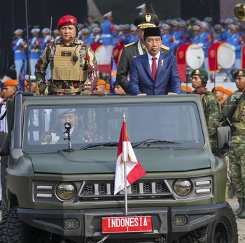 Foto Sepekan: Dentuman Rudal Iran - HUT ke-79 TNI