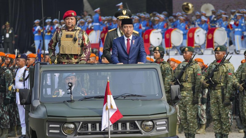 Personel Pasukan Khusus Militer Indonesia berbaris selama perayaan HUT ke-79 Militer Indonesia di kompleks Monumen Nasional (Monas) di Jakarta, Indonesia, 5 Oktober 2024. (REUTERS/Ajeng Dinar Ulfiana)