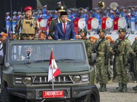 Foto Sepekan: Dentuman Rudal Iran - HUT ke-79 TNI