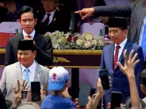 Momen Jokowi Bareng Prabowo Sapa Warga saat HUT TNI di Monas