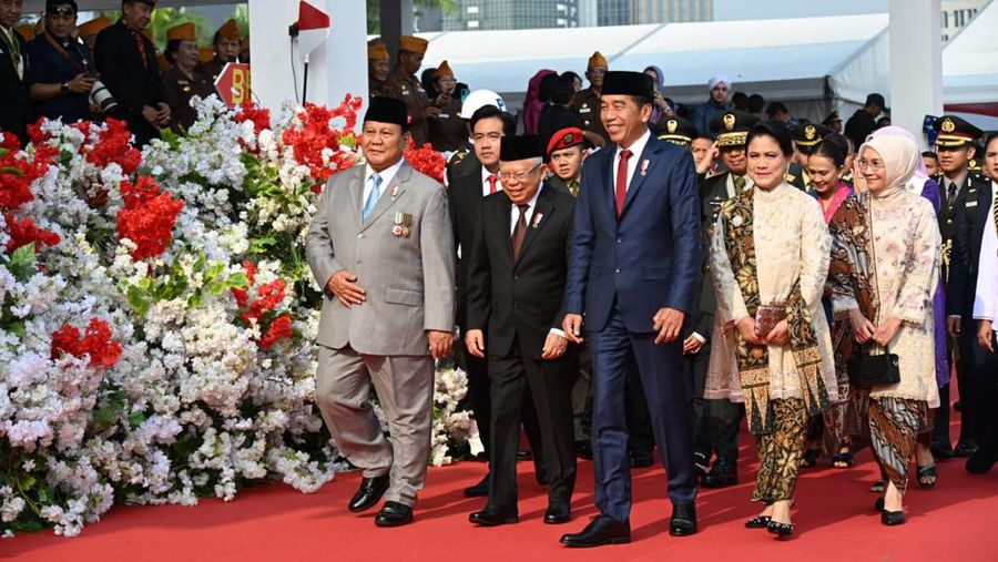 Presiden Joko Widodo (Jokowi) didampingi oleh Wakil Presiden (Wapres) Ma’ruf Amin dan presiden terpilih periode 2024—2029 Prabowo Subianto datang bersamaan menghadiri acara peringatan Hari Ulang Tahun (HUT) Tentara Nasional Indonesia (TNI) ke-79 yang dilaksanakan di Lapangan Silang Monumen Nasional (Monas), Jakarta Pusat, Sabtu (5/10/2024). (Dok. BPMI Setwapres)