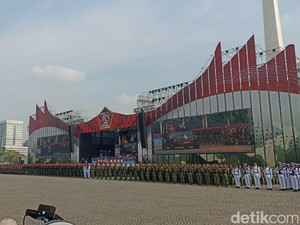 Jokowi Beri Kehormatan Bintang Yudha Darma dan Samkayanugraha di HUT TNI