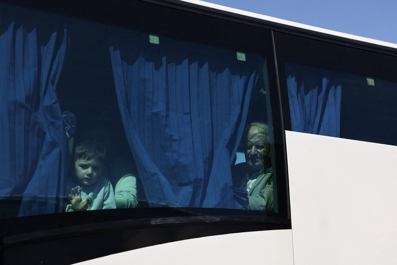 Warga negara Australia yang dievakuasi dari Lebanon, karena permusuhan yang sedang berlangsung antara Hizbullah dan pasukan Israel, tiba di Bandara Internasional Larnaca, di Larnaca, Siprus, 5 Oktober 2024. (REUTERS/Yiannis Kourtoglou)