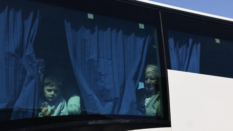 Warga negara Australia yang dievakuasi dari Lebanon, karena permusuhan yang sedang berlangsung antara Hizbullah dan pasukan Israel, tiba di Bandara Internasional Larnaca, di Larnaca, Siprus, 5 Oktober 2024. (REUTERS/Yiannis Kourtoglou)