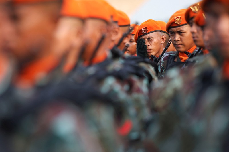 Personel Pasukan Khusus Militer Indonesia berbaris selama perayaan HUT ke-79 Militer Indonesia di kompleks Monumen Nasional (Monas) di Jakarta, Indonesia, 5 Oktober 2024. (REUTERS/Ajeng Dinar Ulfiana)