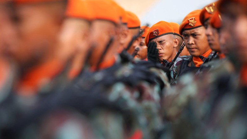 Personel Pasukan Khusus Militer Indonesia berbaris selama perayaan HUT ke-79 Militer Indonesia di kompleks Monumen Nasional (Monas) di Jakarta, Indonesia, 5 Oktober 2024. (REUTERS/Ajeng Dinar Ulfiana)