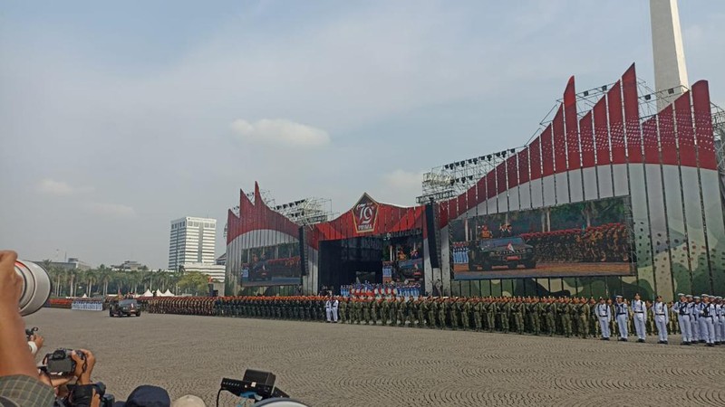 Personel Pasukan Khusus Militer Indonesia berbaris selama perayaan HUT ke-79 Militer Indonesia di kompleks Monumen Nasional (Monas) di Jakarta, Indonesia, 5 Oktober 2024. (REUTERS/Ajeng Dinar Ulfiana)