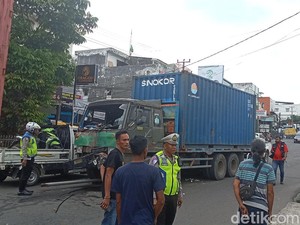 Truk Tabrak Tiang Listrik Usai Rem Blong, Sempat Timbulkan Kemacetan 1 Km