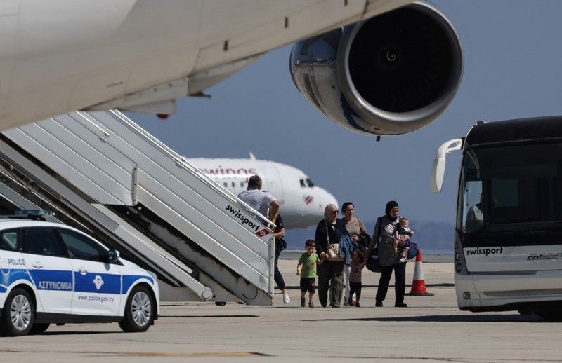 Warga negara Australia yang dievakuasi dari Lebanon, karena permusuhan yang sedang berlangsung antara Hizbullah dan pasukan Israel, tiba di Bandara Internasional Larnaca, di Larnaca, Siprus, 5 Oktober 2024. Warga negara Australia yang dievakuasi dari Lebanon, karena permusuhan yang sedang berlangsung antara Hizbullah dan pasukan Israel, tiba di Bandara Internasional Larnaca, di Larnaca, Siprus, 5 Oktober 2024. (REUTERS/Yiannis Kourtoglou)