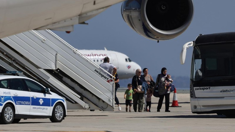 Warga negara Australia yang dievakuasi dari Lebanon, karena permusuhan yang sedang berlangsung antara Hizbullah dan pasukan Israel, tiba di Bandara Internasional Larnaca, di Larnaca, Siprus, 5 Oktober 2024. (REUTERS/Yiannis Kourtoglou)