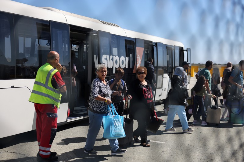 Warga negara Australia yang dievakuasi dari Lebanon, karena permusuhan yang sedang berlangsung antara Hizbullah dan pasukan Israel, tiba di Bandara Internasional Larnaca, di Larnaca, Siprus, 5 Oktober 2024. Warga negara Australia yang dievakuasi dari Lebanon, karena permusuhan yang sedang berlangsung antara Hizbullah dan pasukan Israel, tiba di Bandara Internasional Larnaca, di Larnaca, Siprus, 5 Oktober 2024. (REUTERS/Yiannis Kourtoglou)