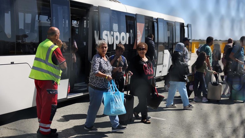 Warga negara Australia yang dievakuasi dari Lebanon, karena permusuhan yang sedang berlangsung antara Hizbullah dan pasukan Israel, tiba di Bandara Internasional Larnaca, di Larnaca, Siprus, 5 Oktober 2024. (REUTERS/Yiannis Kourtoglou)