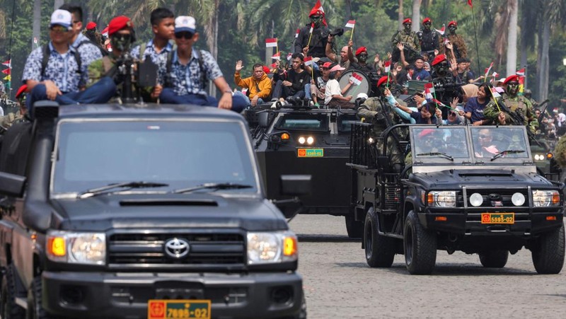 Personel Pasukan Khusus Militer Indonesia berbaris selama perayaan HUT ke-79 Militer Indonesia di kompleks Monumen Nasional (Monas) di Jakarta, Indonesia, 5 Oktober 2024. (REUTERS/Ajeng Dinar Ulfiana)