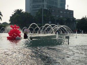 Pria Ceburkan Diri ke Kolam Bundaran HI Dibawa Ambulans ke RS