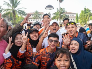 Senyum Emak-emak Berfoto Bareng Dedi Mulyadi di Depan Gedung Sate