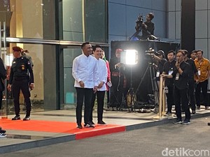 Berkemeja Putih, Dharma-Kun Tiba di JIExpo Kemayoran Jelang Debat Perdana