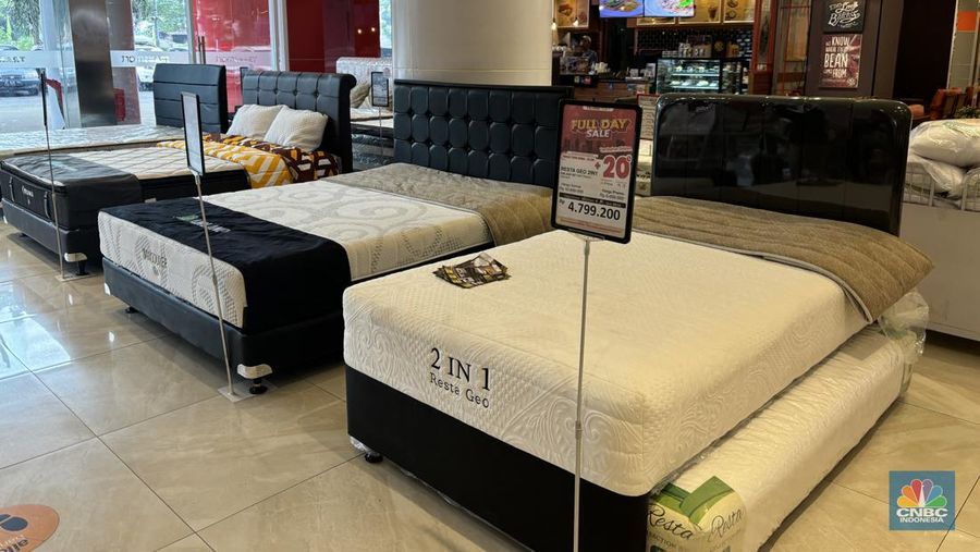 Diskon Transmart Fullday Sale kembali lagi dengan berbagai macam tawaran diskon hingga 50%+20% melalui Program Transmart Full Day Sale pada hari ini, Minggu (6/10/2024).  Salah satu yang didiskon besar-besaran kali ini pada jenis kasur dengan berbagai merk dan ukuran. (CNBC Indonesia/Firda Dwi Muliawati)