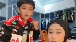 Penampilan Terbaru Gala Sky Joget Bareng Pengasuh Curi Atensi, Makin Ganteng