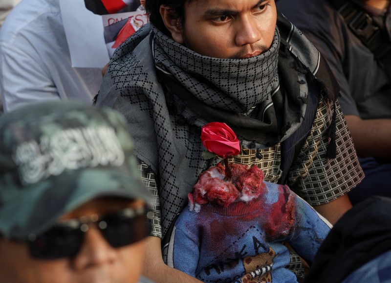ISRAEL-PALESTINIANS/INDONESIA People raise Palestinian flags during a protest against Israel and in support of Palestinians outside the U.S. embassy in Jakarta, Indonesia, October 6, 2024. REUTERS/Ajeng Dinar Ulfiana