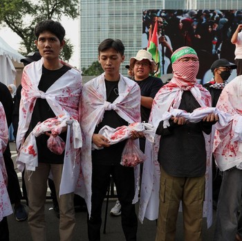Aksi Massa Bawa Boneka Dibungkus Kain Kafan di Kedubes Amerika