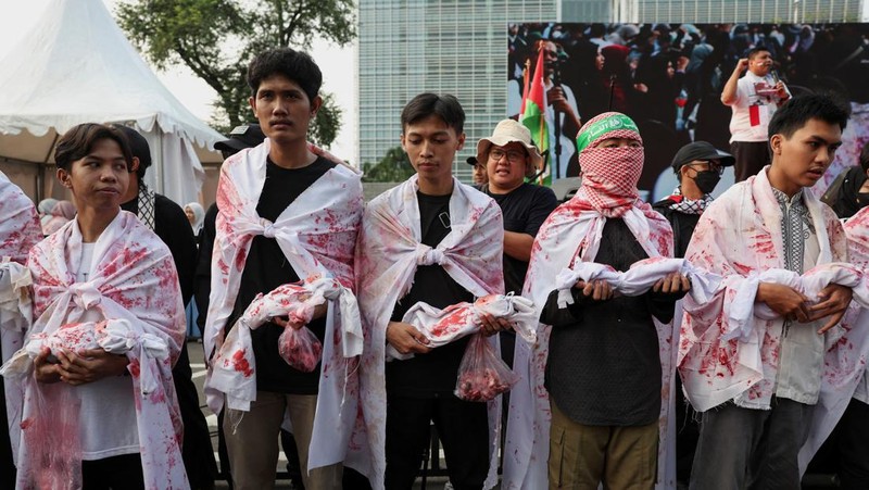 People raise Palestinian flags during a protest against Israel and in support of Palestinians outside the U.S. embassy in Jakarta, Indonesia, October 6, 2024. REUTERS/Ajeng Dinar Ulfiana