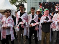 Aksi Massa Bawa Boneka Dibungkus Kain Kafan di Kedubes Amerika
