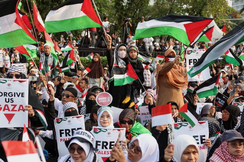 ISRAEL-PALESTINIANS/INDONESIA People raise Palestinian flags during a protest against Israel and in support of Palestinians outside the U.S. embassy in Jakarta, Indonesia, October 6, 2024. REUTERS/Ajeng Dinar Ulfiana