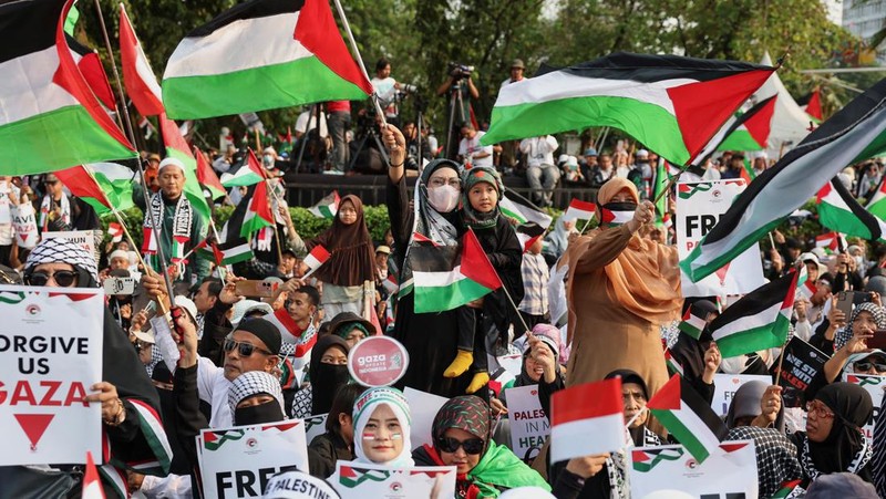 People raise Palestinian flags during a protest against Israel and in support of Palestinians outside the U.S. embassy in Jakarta, Indonesia, October 6, 2024. REUTERS/Ajeng Dinar Ulfiana