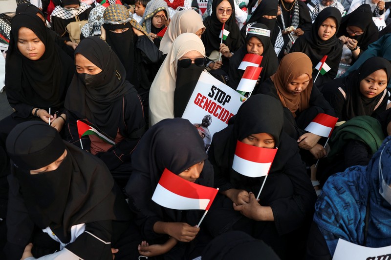 ISRAEL-PALESTINIANS/INDONESIA People raise Palestinian flags during a protest against Israel and in support of Palestinians outside the U.S. embassy in Jakarta, Indonesia, October 6, 2024. REUTERS/Ajeng Dinar Ulfiana