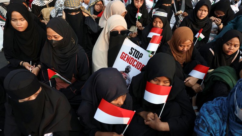 People raise Palestinian flags during a protest against Israel and in support of Palestinians outside the U.S. embassy in Jakarta, Indonesia, October 6, 2024. REUTERS/Ajeng Dinar Ulfiana