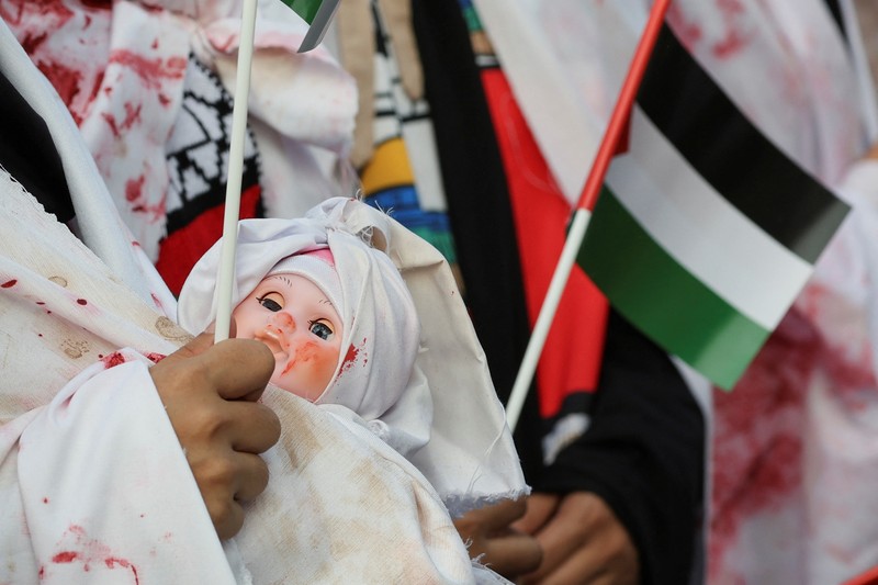 ISRAEL-PALESTINIANS/INDONESIA People raise Palestinian flags during a protest against Israel and in support of Palestinians outside the U.S. embassy in Jakarta, Indonesia, October 6, 2024. REUTERS/Ajeng Dinar Ulfiana