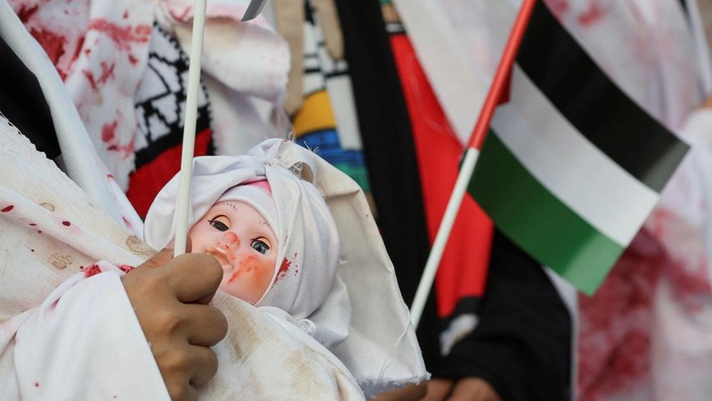 People raise Palestinian flags during a protest against Israel and in support of Palestinians outside the U.S. embassy in Jakarta, Indonesia, October 6, 2024. REUTERS/Ajeng Dinar Ulfiana