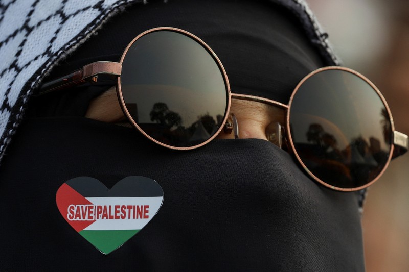 ISRAEL-PALESTINIANS/INDONESIA People raise Palestinian flags during a protest against Israel and in support of Palestinians outside the U.S. embassy in Jakarta, Indonesia, October 6, 2024. REUTERS/Ajeng Dinar Ulfiana