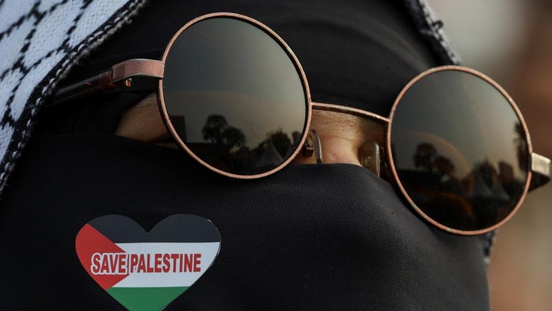 People raise Palestinian flags during a protest against Israel and in support of Palestinians outside the U.S. embassy in Jakarta, Indonesia, October 6, 2024. REUTERS/Ajeng Dinar Ulfiana