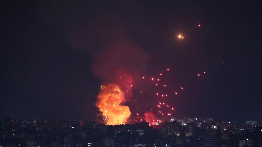 Asap dan api mengepul di pinggiran selatan Beirut setelah serangan, antara Hizbullah dan pasukan Israel, seperti yang terlihat dari Sin El Fil, Lebanon, 6 Oktober 2024. REUTERS/Amr Abdallah Dalsh