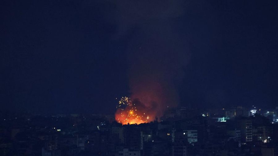 Asap dan api mengepul di pinggiran selatan Beirut setelah serangan, antara Hizbullah dan pasukan Israel, seperti yang terlihat dari Sin El Fil, Lebanon, 6 Oktober 2024. REUTERS/Amr Abdallah Dalsh