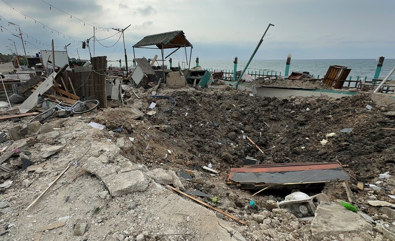 ISRAEL-PALESTINIANS/LEBANON A man walks on the rubble of a damaged site, in the aftermath of Israeli strikes on Beirut's southern suburbs, amid the ongoing hostilities between Hezbollah and Israeli forces, Lebanon, October 6, 2024. REUTERS/Stringer