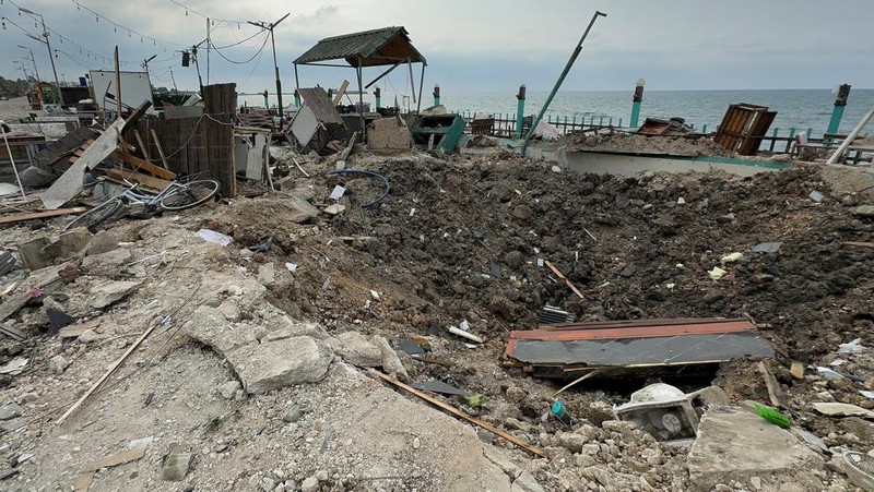 A man walks on the rubble of a damaged site, in the aftermath of Israeli strikes on Beirut's southern suburbs, amid the ongoing hostilities between Hezbollah and Israeli forces, Lebanon, October 6, 2024. REUTERS/Stringer